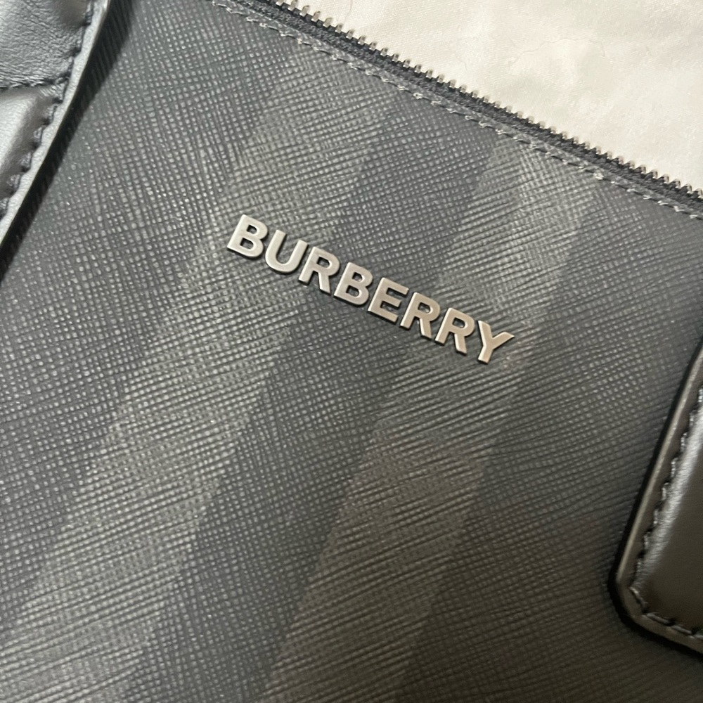 Burberry slim vertical grid Denny bag in charcoal - never used - Picture 8 of 13